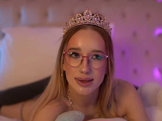 EmmaNaughtiness live cam on BongaCams