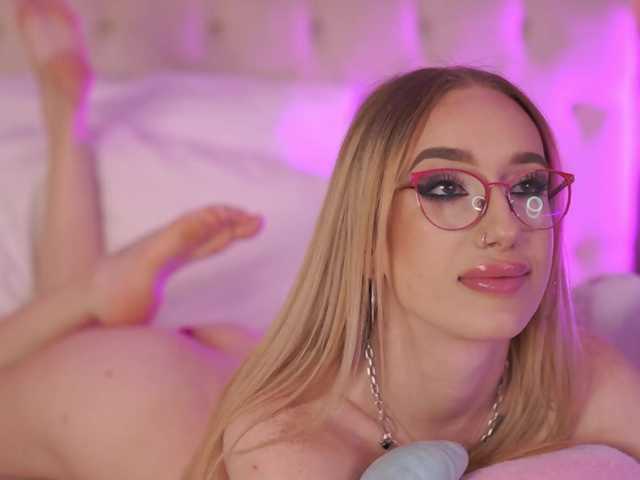 EmmaNaughtiness live cam on BongaCams
