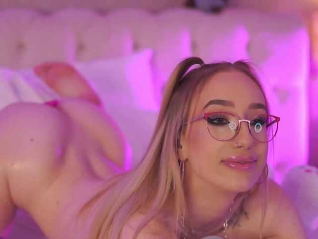 EmmaNaughtiness live cam on BongaCams