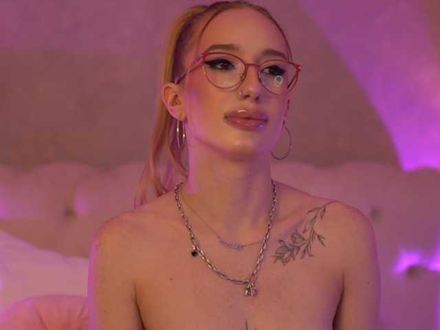 EmmaNaughtiness live cam on BongaCams