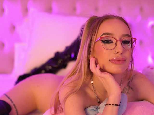 EmmaNaughtiness live cam on BongaCams