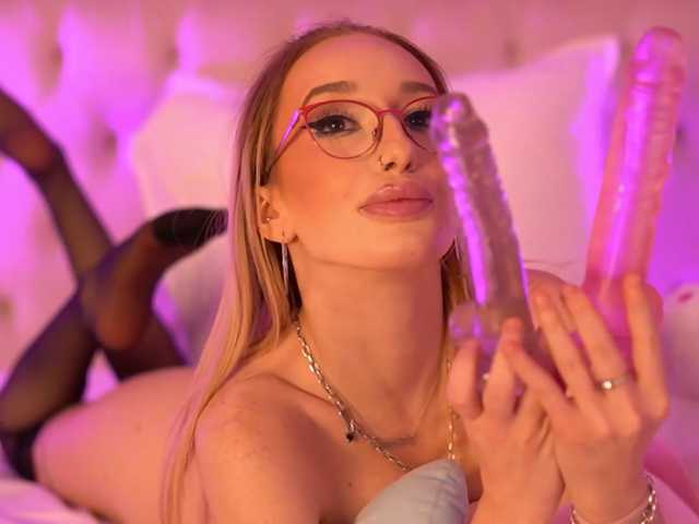 EmmaNaughtiness live cam on BongaCams