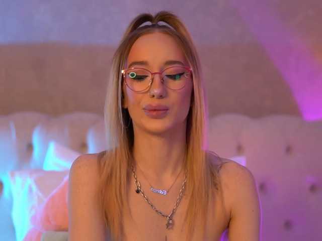 EmmaNaughtiness live cam on BongaCams