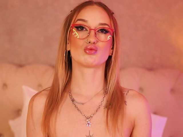 EmmaNaughtiness live cam on BongaCams