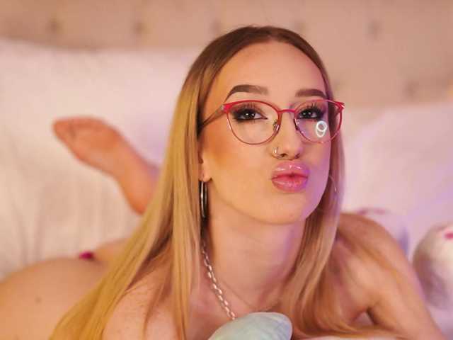 Sex chat gratuit in direct cu EmmaNaughtiness pe BongaCams