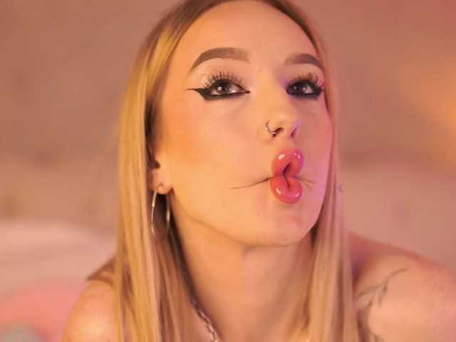 EmmaNaughtiness live cam on BongaCams