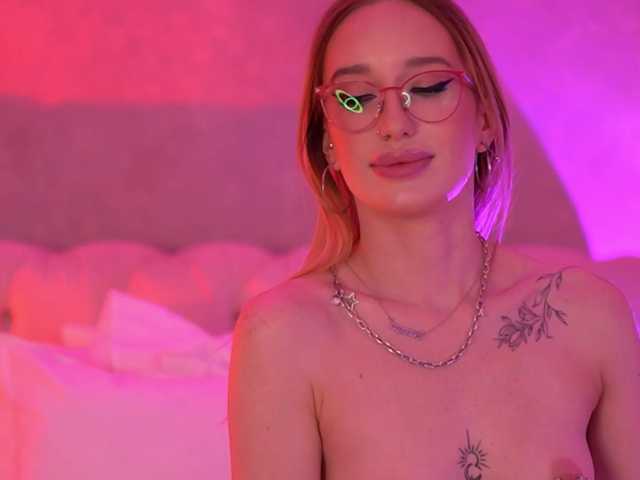 EmmaNaughtiness live cam on BongaCams