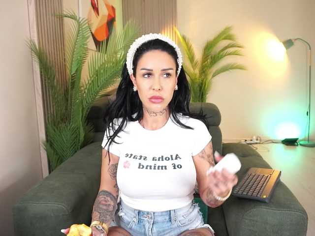 NyraNoble live cam