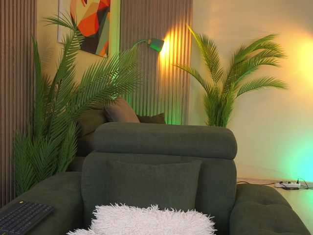 NyraNoble live webcam show