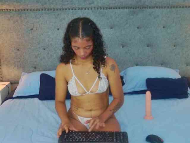 MilaBelle webcam