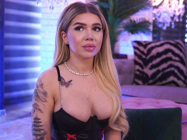 MaevaRey live cam on BongaCams