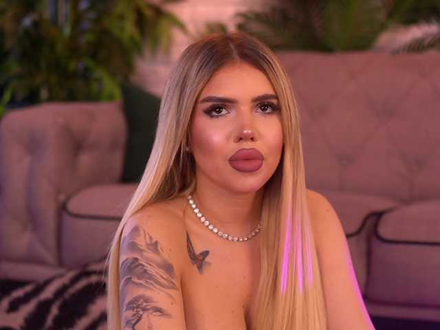 MaevaRey live cam on BongaCams