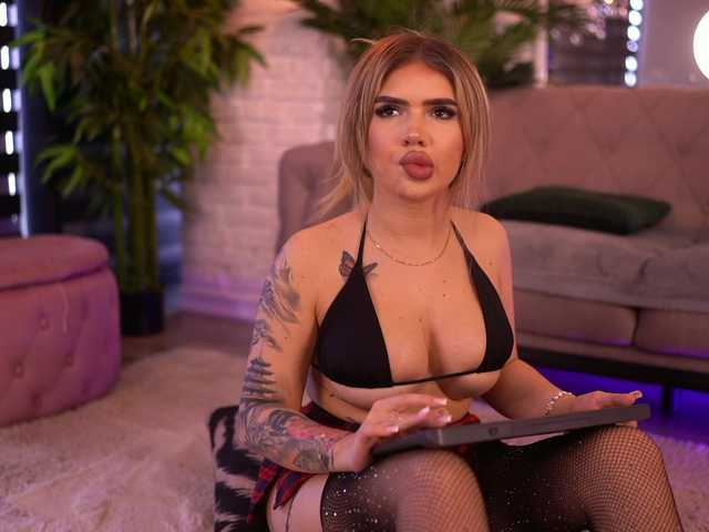 MaevaRey live cam on BongaCams