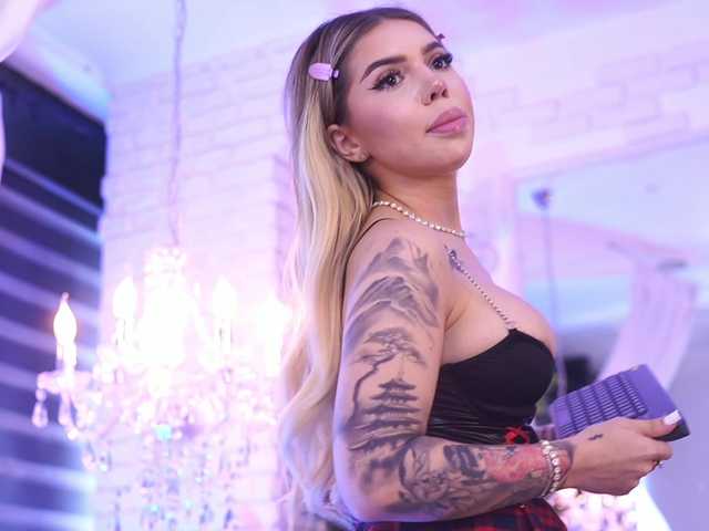 MaevaRey live cam on BongaCams