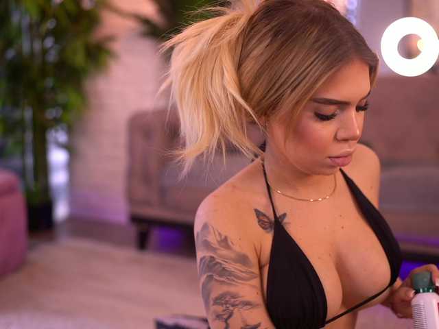 MaevaRey live cam on BongaCams