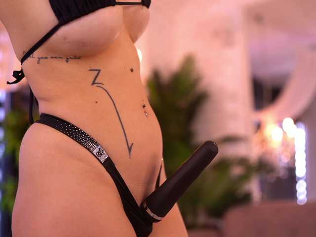 MaevaRey live cam on BongaCams