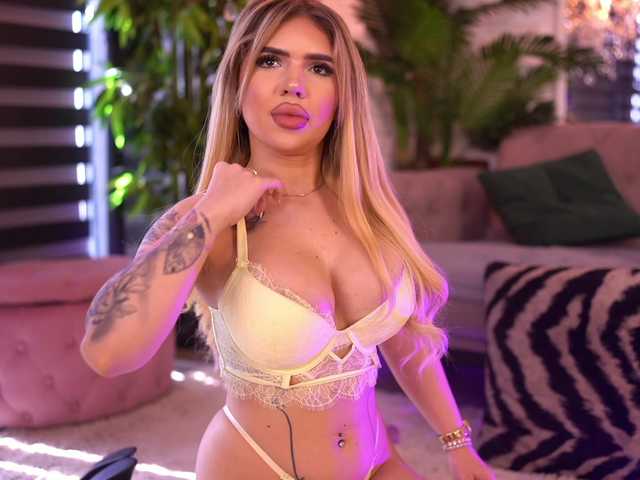 MaevaRey live cam on BongaCams