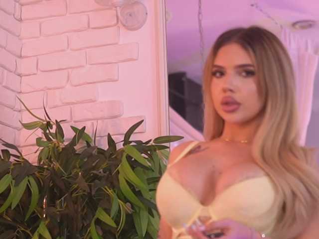 MaevaRey live cam on BongaCams