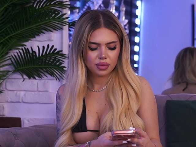 MaevaRey live cam on BongaCams