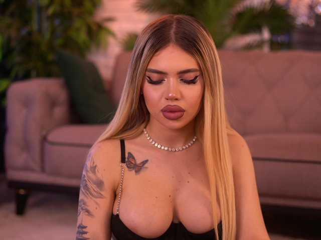 MaevaRey live cam on BongaCams