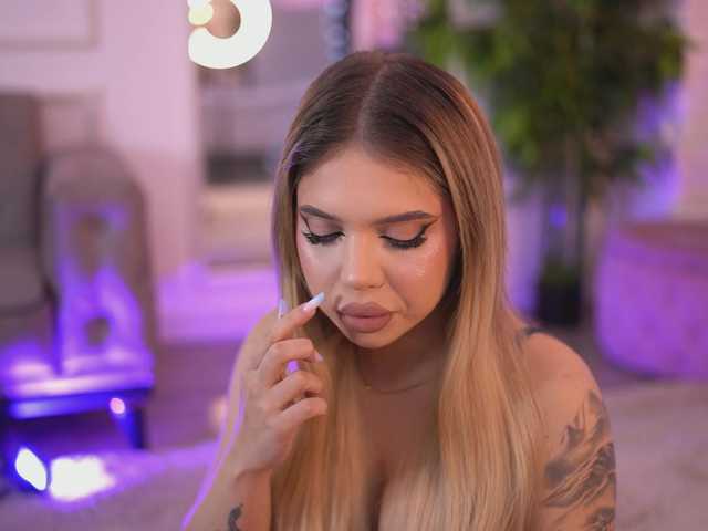MaevaRey live cam on BongaCams