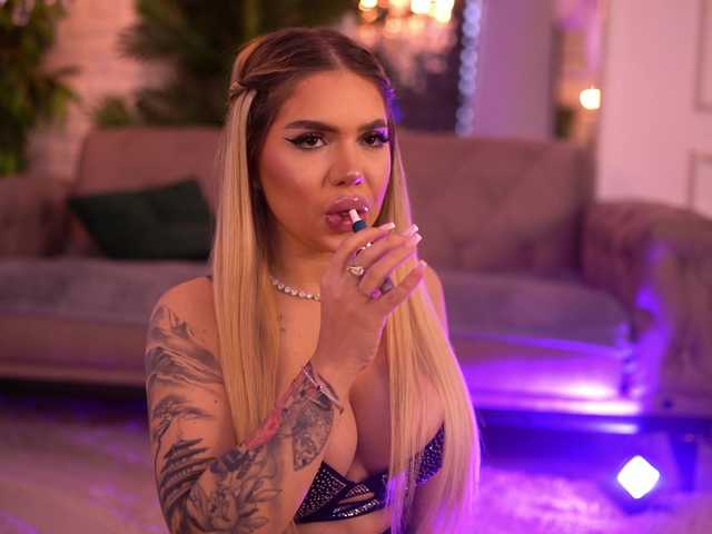 MaevaRey live cam on BongaCams