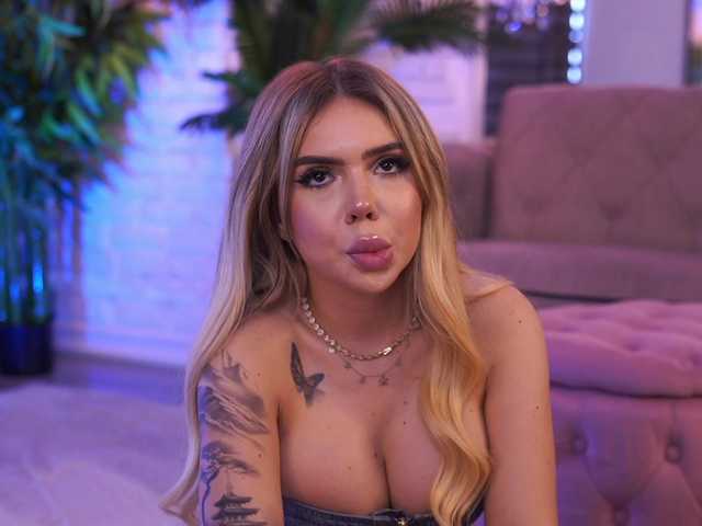 MaevaRey live cam on BongaCams