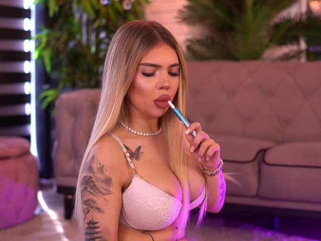 MaevaRey live cam on BongaCams