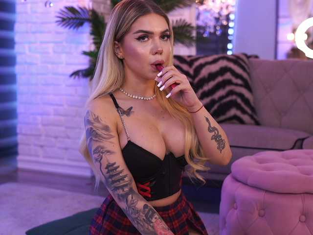 MaevaRey live cam on BongaCams