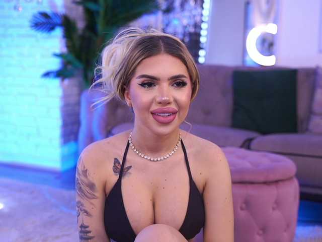 MaevaRey live cam on BongaCams