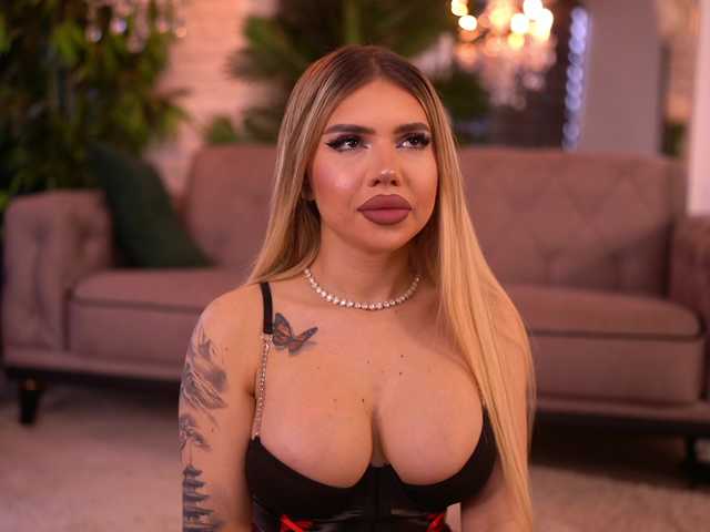 MaevaRey live cam on BongaCams