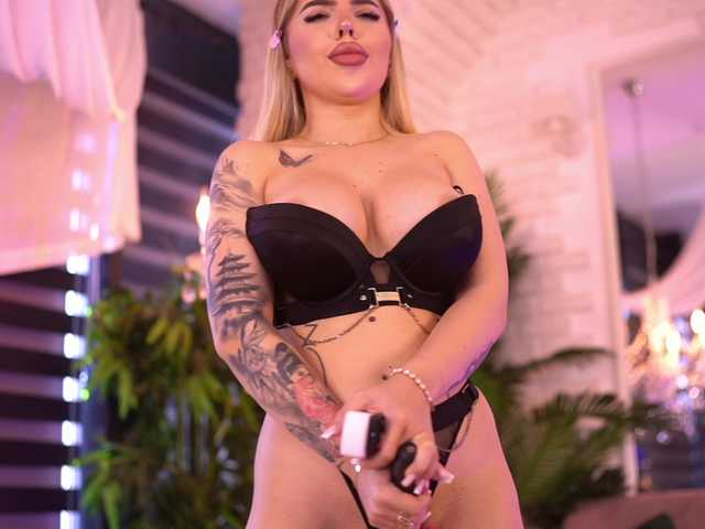 MaevaRey live cam on BongaCams