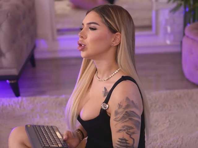 MaevaRey live cam on BongaCams