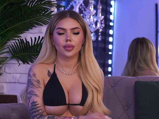 MaevaRey Live Webcam on BongaCams