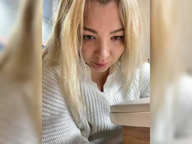 MiaDiva live cam preview