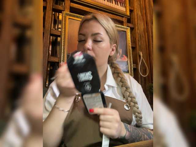 MiaDiva live cam preview