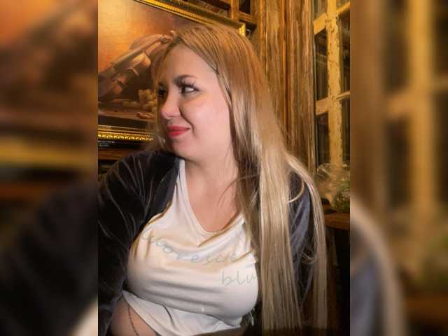 MiaDiva, live now on BongaCams