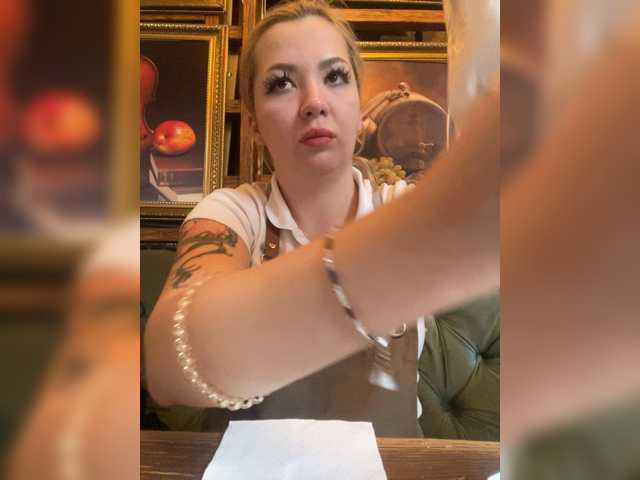 MiaDiva live cam preview