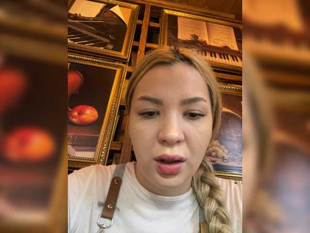 MiaDiva live cam preview