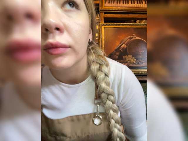 MiaDiva — live female cam