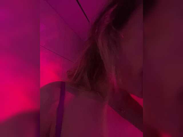 EvaaLove live cam on BongaCams