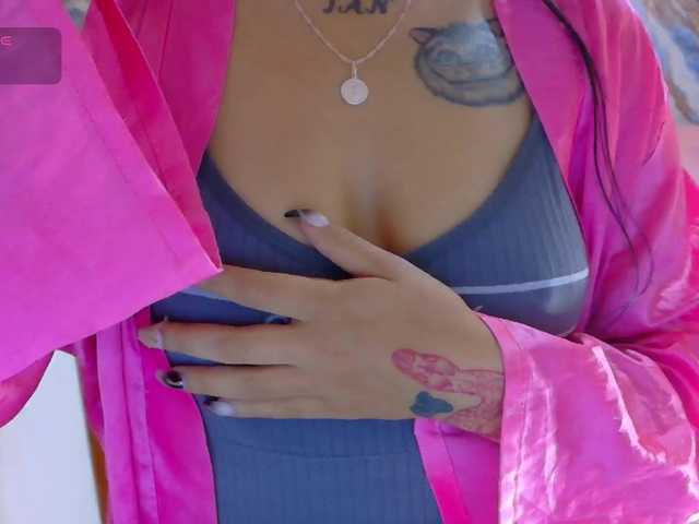 corall-tay live cam on BongaCams