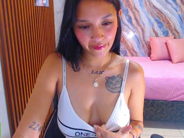 corall-tay live cam on BongaCams