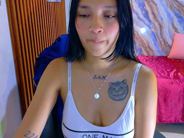 corall-tay live cam on BongaCams