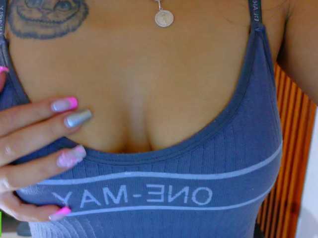 corall-tay live cam on BongaCams