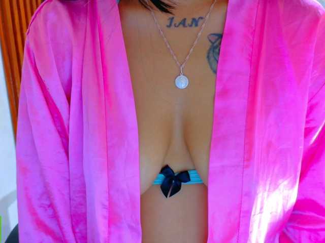 corall-tay live cam on BongaCams