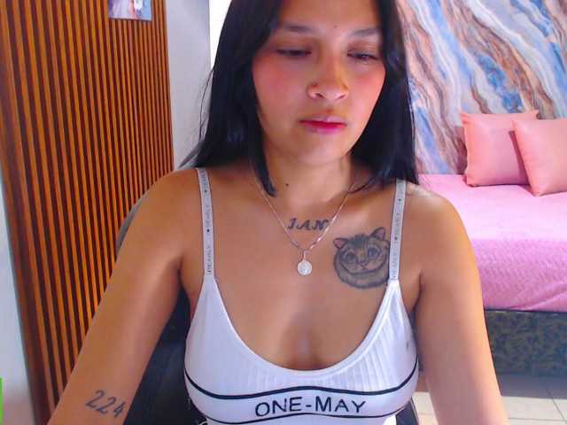 corall-tay live cam on BongaCams