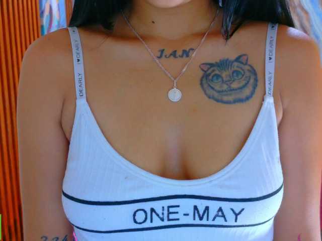 corall-tay live cam on BongaCams