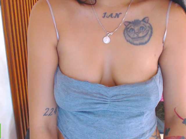 corall-tay live cam on BongaCams