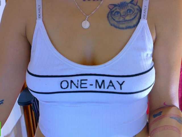 corall-tay live cam on BongaCams